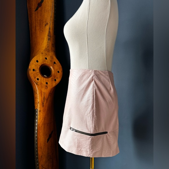 Lovers + Friends faux leather mini skirt. Size XS - Picture 5 of 11